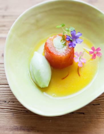 Tomates et concombre du potager, recette locavore de Nicolas Masse, chef du Rouge nouveau bistrot de l'Hôtel Les Sources de Caudalie. (Céramiques Margot Lhomme). Par Emmanuelle Eymery.